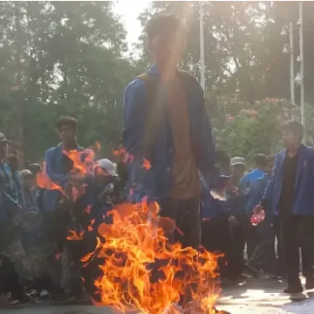 Demo Mahasiswa di DPR RI Memanas: Massa Mulai Lakukan Aksi Pembakaran