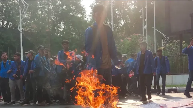 Demo Mahasiswa di DPR RI Memanas: Massa Mulai Lakukan Aksi Pembakaran