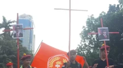 Foto Prabowo-Gibran Dipasang di Salib Merah saat Aksi di Monas, PMKRI: Simbol Dua Pendosa