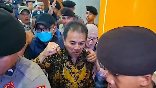 Roy Suryo Tiba di Polda Metro Jaya jelang Pelimpahan ke Kejari Jaksel, Kepalkan Tangan!
