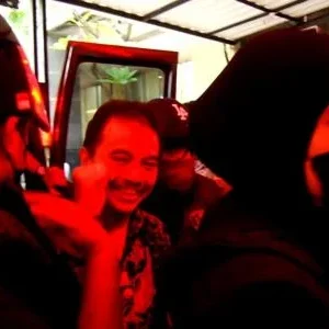 Roy Suryo Tiba di Polda Metro Jaya jelang Pelimpahan ke Kejari Jaksel, Kepalkan Tangan!