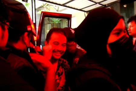 Roy Suryo Tiba di Polda Metro Jaya jelang Pelimpahan ke Kejari Jaksel, Kepalkan Tangan!