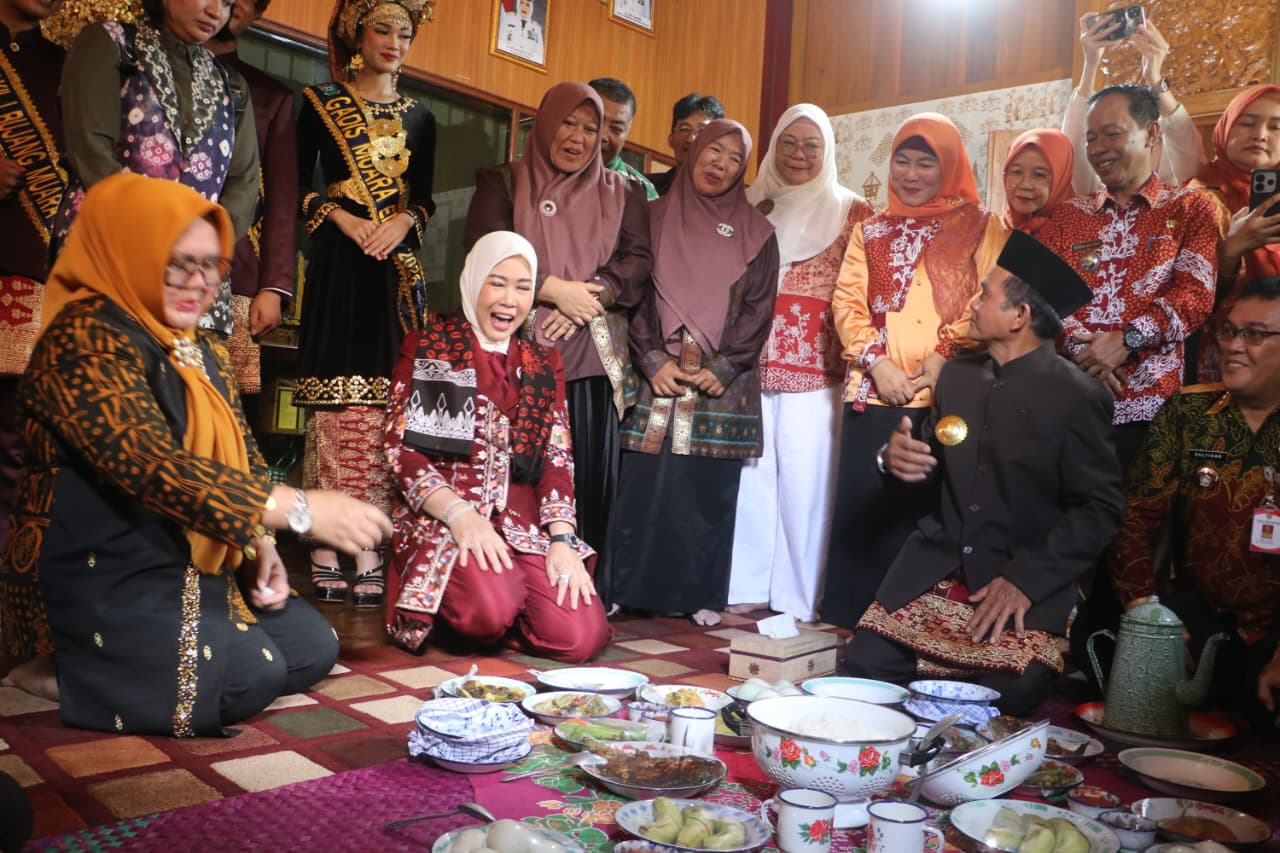 Pesona Bumi Tunggu Tubang: Gurihnya Sayur Bawak Gulai Pikat Pengunjung Anjungan Muara Enim