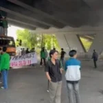 Aksi  Mahasiswa di Flyover Makassar Memanas, Massa Bakar Ban hingga Sandera Truk untuk…