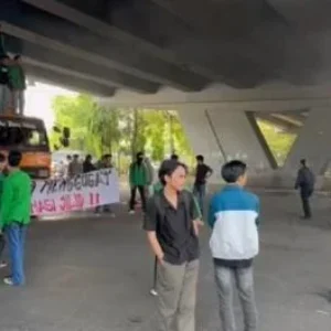 Aksi  Mahasiswa di Flyover Makassar Memanas, Massa Bakar Ban hingga Sandera Truk untuk…