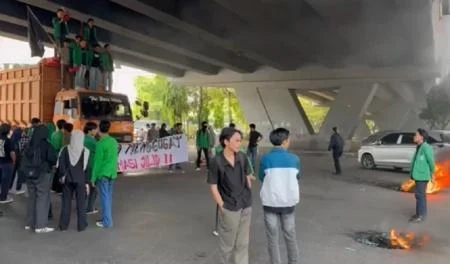 Aksi Mahasiswa di Flyover Makassar Memanas, Massa Bakar Ban hingga Sandera Truk untuk...