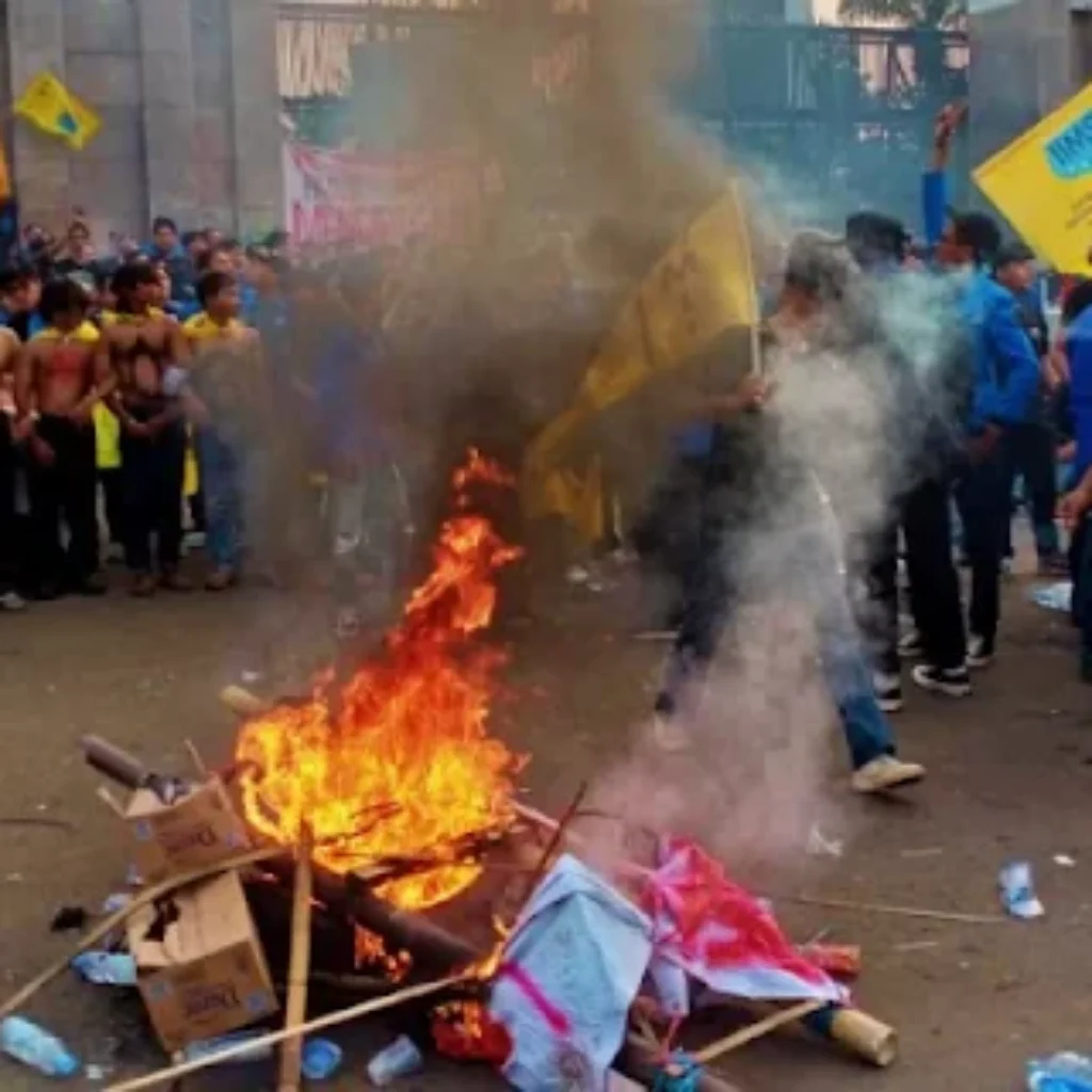 Bakar Keranda di Depan Gedung DPR RI, Aksi Unjuk Rasa PMII Ricuh!