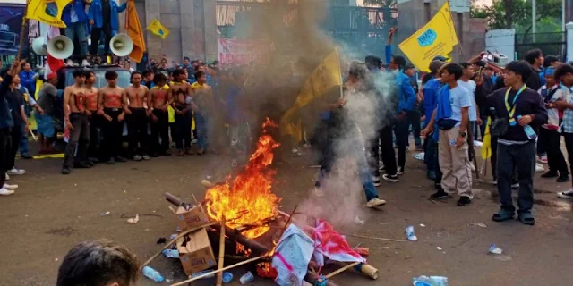 Bakar Keranda di Depan Gedung DPR RI, Aksi Unjuk Rasa PMII Ricuh!
