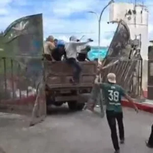 Aksi Unjuk Rasa Warga di Konawe Ricuh, Massa Gunakan Truk Jebol Gerbang Kantor Bupati