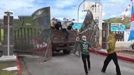 Aksi Unjuk Rasa Warga di Konawe Ricuh, Massa Gunakan Truk Jebol Gerbang Kantor Bupati