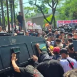 Massa Pendukung Hadang Rantis, Polisi Evakuasi Bupati Pati Nonaktif Sudewo Setelah 1,5 Jam Tidak Bisa Keluar dari Gedung Tipikor Semarang