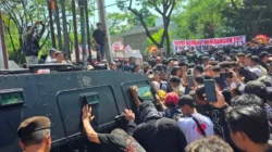 Massa Pendukung Hadang Rantis, Polisi Evakuasi Bupati Pati Nonaktif Sudewo Setelah 1,5 Jam Tidak Bisa Keluar dari Gedung Tipikor Semarang