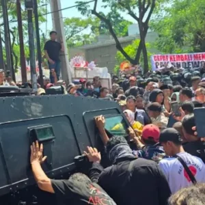 Massa Pendukung Hadang Rantis, Polisi Evakuasi Bupati Pati Nonaktif Sudewo Setelah 1,5 Jam Tidak Bisa Keluar dari Gedung Tipikor Semarang