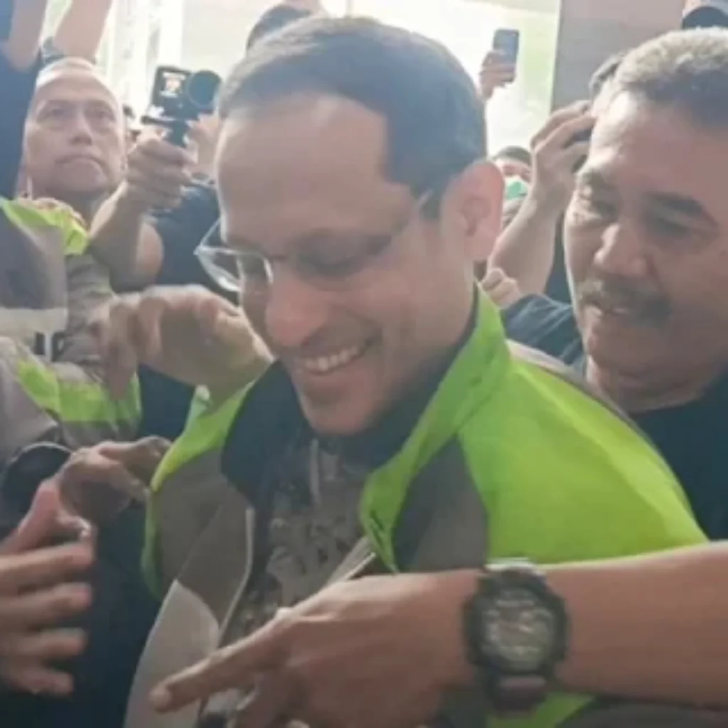 Pakai Jaket Gojek Mulyono di Sidang Pledoi, Nadiem Makarim Ingin Seret Jokowi?!