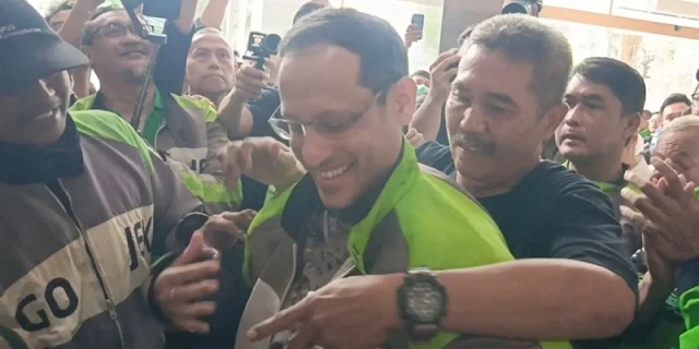Pakai Jaket Gojek Mulyono di Sidang Pledoi, Nadiem Makarim Ingin Seret Jokowi?!