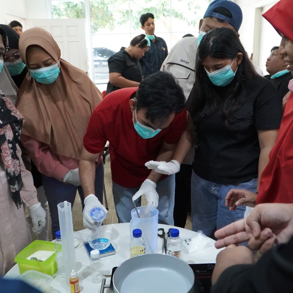 PLN UID S2JB bersama Rumah BUMN Jambi Buka Peluang Usaha bagi Penyandang Tunarungu Pelatihan Sabun Handmade