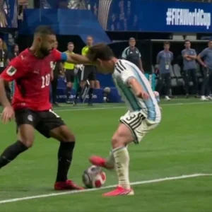 Kontroversi Argentina Vs Mesir: Wasit Tidak Cek VAR Saat Mohamed Salah Dijatuhkan Julian