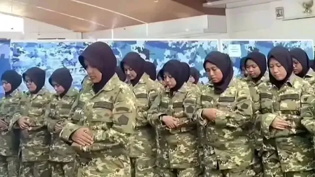 Pakai Pakaian Tentara, Bukan Mukena, Shalat Berjamaah Wanita Calon Manajer Koperasi Desa Merah Putih Disorot