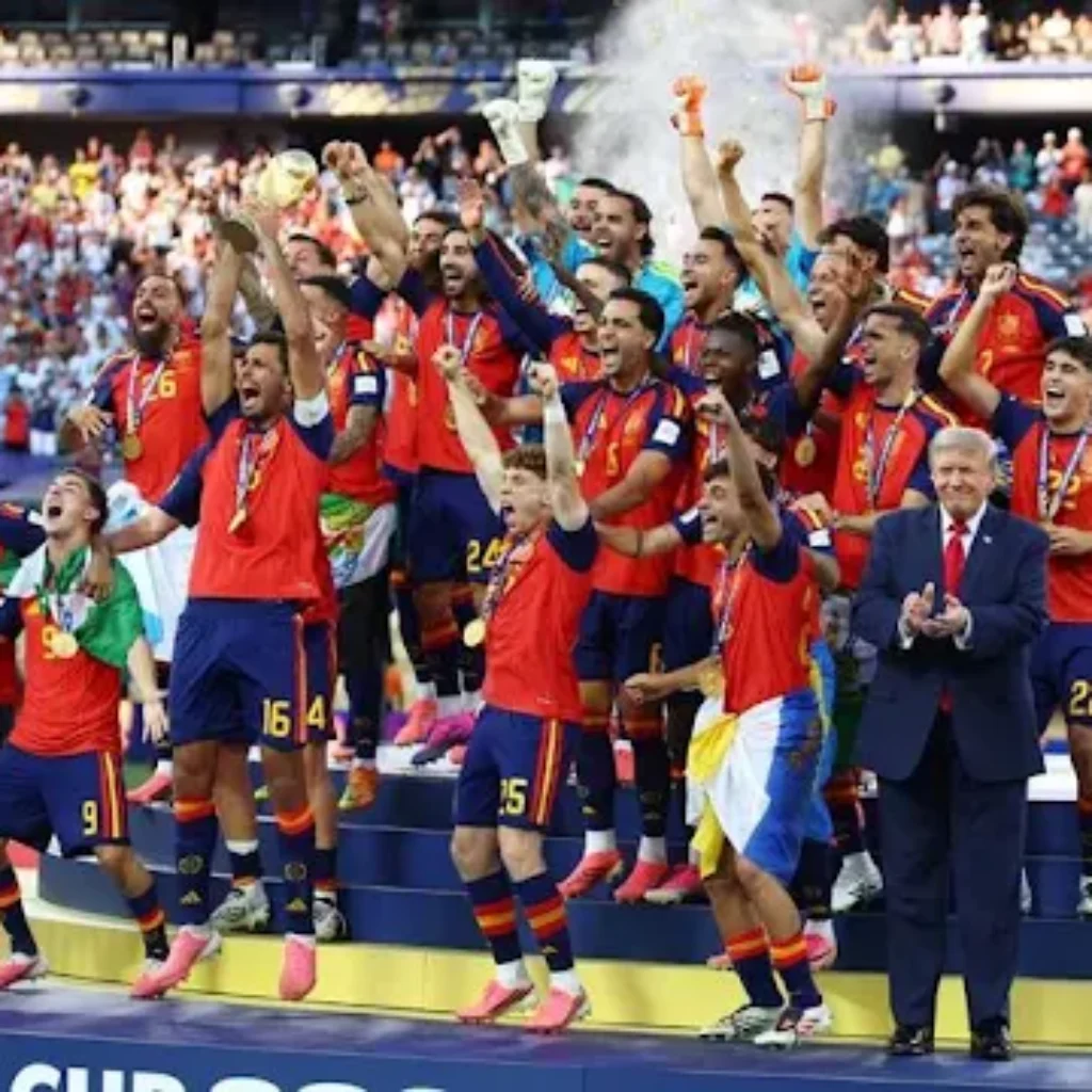 Presiden AS Donald Trump Disoraki Saat Serahkan Trofi Juara Piala Dunia ke Spanyol dan Ikutan Mejeng