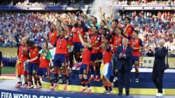 Presiden AS Donald Trump Disoraki Saat Serahkan Trofi Juara Piala Dunia ke Spanyol dan Ikutan Mejeng