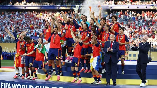 Presiden AS Donald Trump Disoraki Saat Serahkan Trofi Juara Piala Dunia ke Spanyol dan Ikutan Mejeng