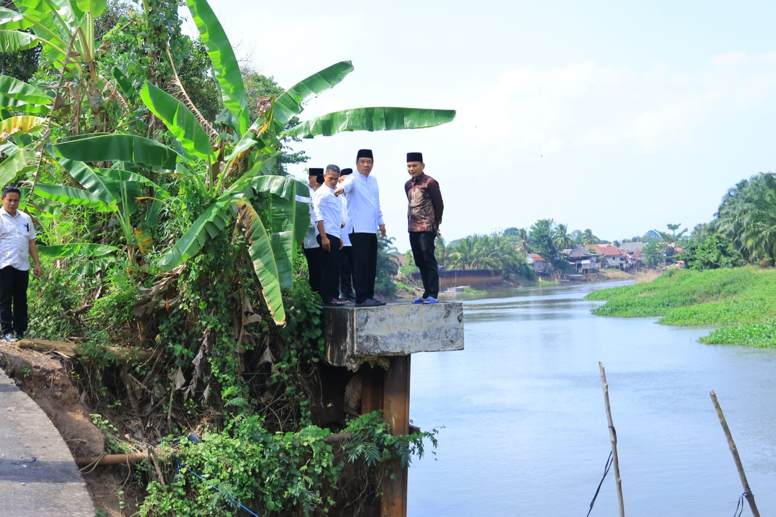 Jalan Longsor di Pemulutan Barat, Warga Minta Perbaikan Segera